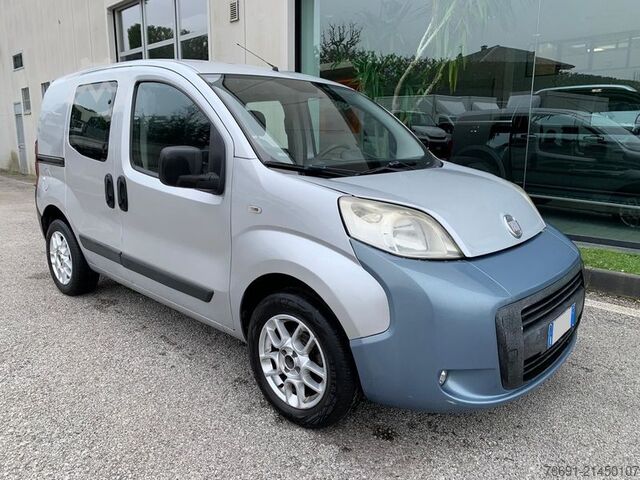 Compacte bestelwagen FIAT Fiorino Combi 4 posti - Autocarro -