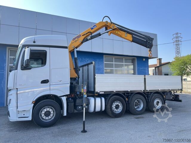 Caminhão plataforma com guindaste Mercedes-Benz Actros 2545