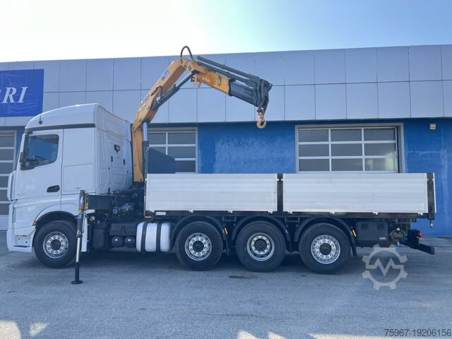 Caminhão plataforma com guindaste Mercedes-Benz Actros 2545