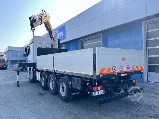Caminhão plataforma com guindaste Mercedes-Benz Actros 2545