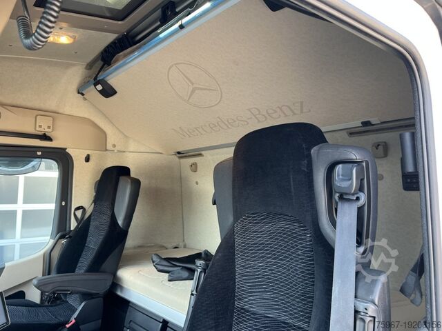 Caminhão plataforma com guindaste Mercedes-Benz Actros 2545