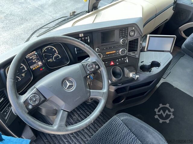 Caminhão plataforma com guindaste Mercedes-Benz Actros 2545