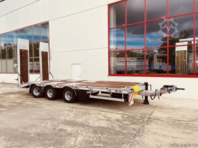 Remolque de plataforma baja Möslein TT 31 31 t GG Tridem- Tieflader 3 Achs, gelenktNeufahrzeug