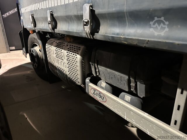 ফ্ল্যাটবেড এবং টারপলিন সহ ট্রাক IVECO 120