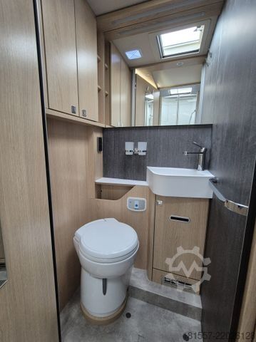 Pusiau integruotas kemperis HYMER/ERIBA B-Klasse ML T BlackLine 780