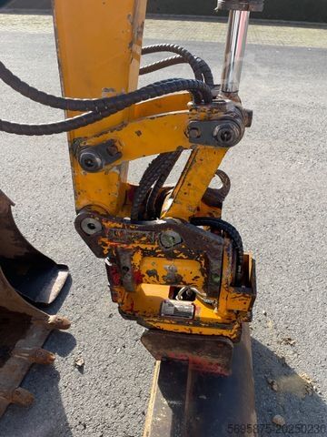 मिनी खुदाई करनेवाला TAKEUCHI TB 228