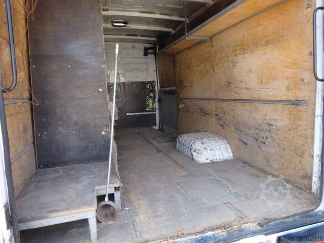 Furgon z wysokim dachem MERCEDES-BENZ 613D Vario Kasten 4x2