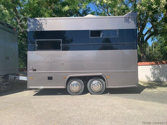 Remorcă pentru transport animale  AK 3 Pferdeanhänger top Wohnung