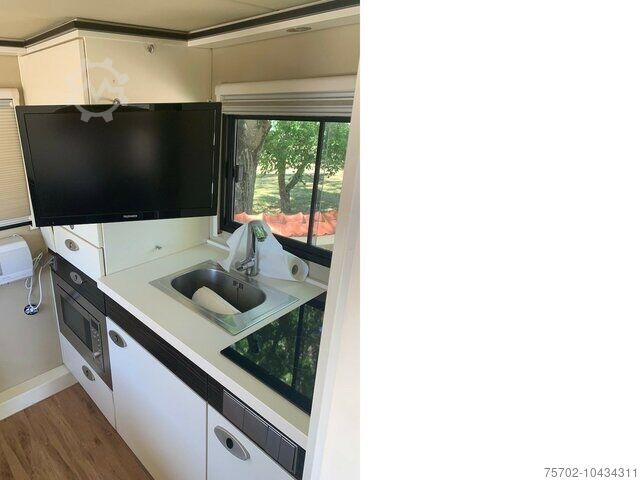 Remorcă pentru transport animale  AK 3 Pferdeanhänger top Wohnung