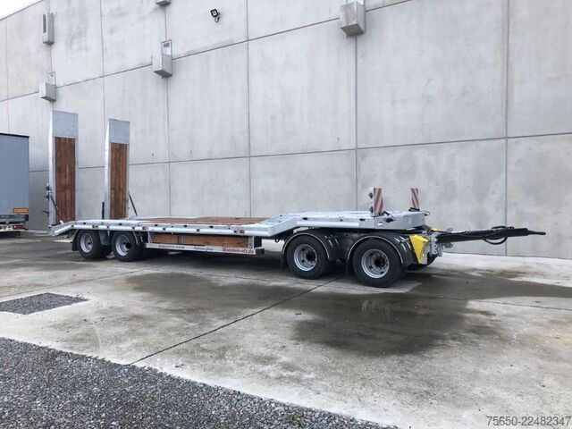 Reboque com plataforma rebaixada Möslein T 4 VB H1  neuer 4 Achs Tieflader hydraulischen Rampen