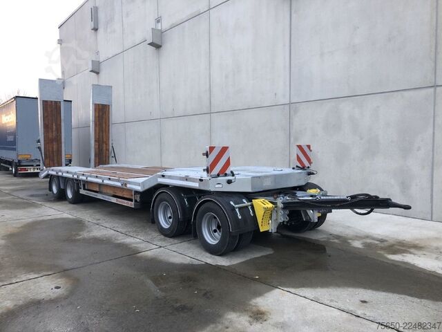 Reboque com plataforma rebaixada Möslein T 4 VB H1  neuer 4 Achs Tieflader hydraulischen Rampen