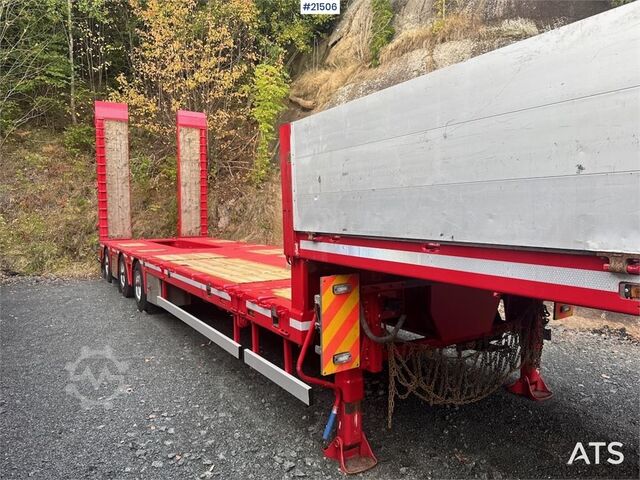 Semi-remorque Doll Machinery avec élargissement et ponts hydrauliques. Doll Machinery Semi w/ Widening and Hydraulic Bridges.