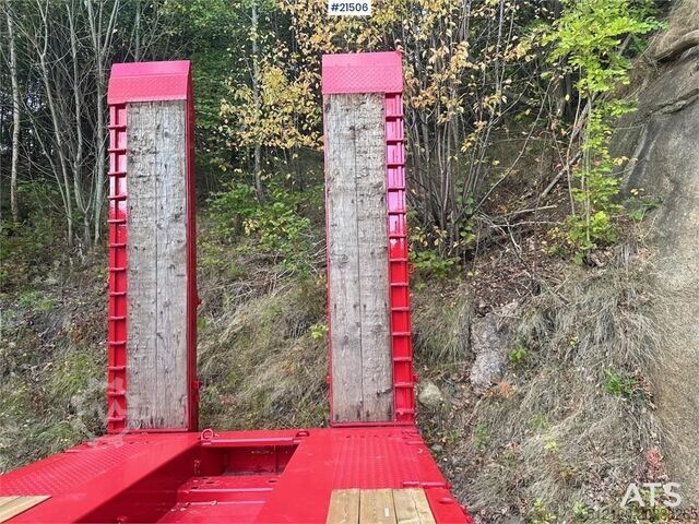 Semi-remorque Doll Machinery avec élargissement et ponts hydrauliques. Doll Machinery Semi w/ Widening and Hydraulic Bridges.