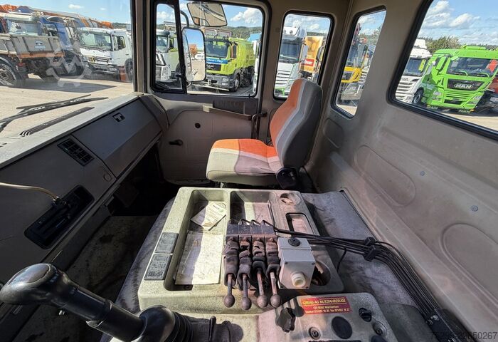 Truk container hook arm (roll-off) Iveco 300-30 AH 8x4 Hakengerät / Swiss-Vehicle
