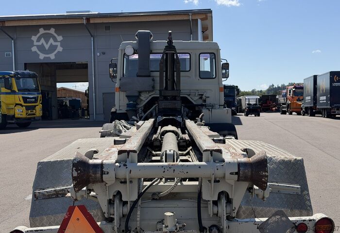 Truk container hook arm (roll-off) Iveco 300-30 AH 8x4 Hakengerät / Swiss-Vehicle