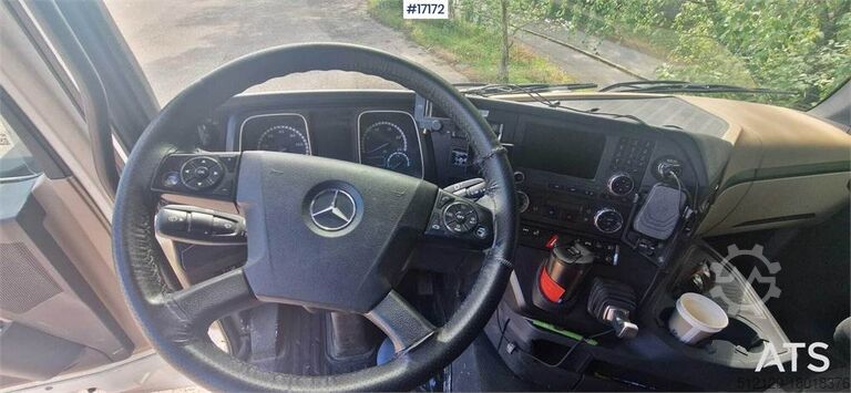 Resväska Mercedes-Benz Actros 2551 6x2 Box Truck w/ fridge/freezer unit.