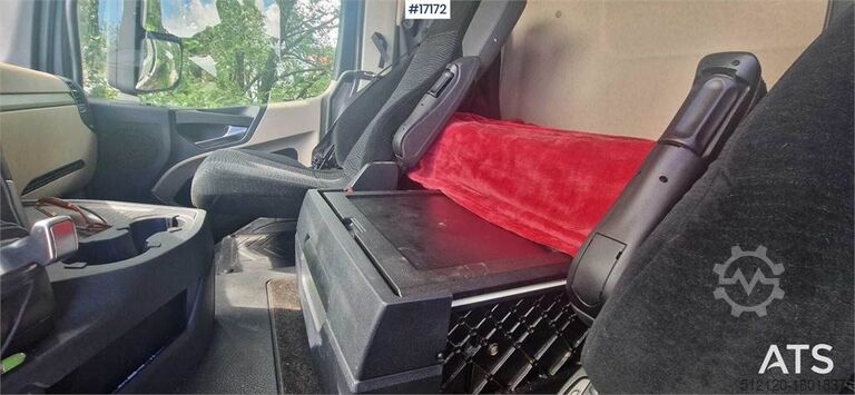 Resväska Mercedes-Benz Actros 2551 6x2 Box Truck w/ fridge/freezer unit.