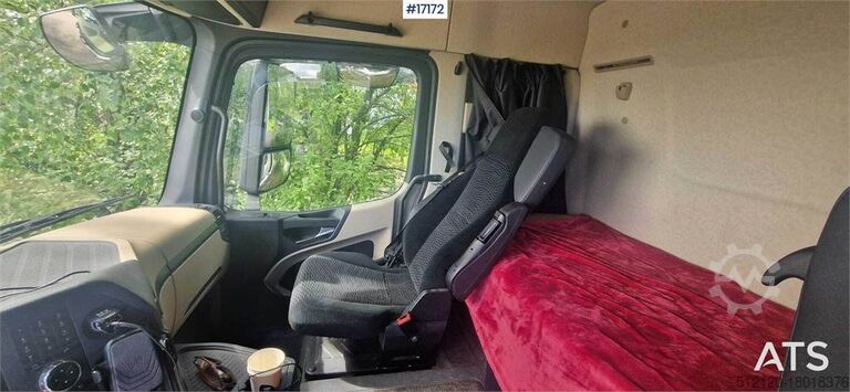 Resväska Mercedes-Benz Actros 2551 6x2 Box Truck w/ fridge/freezer unit.
