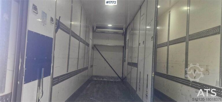 Resväska Mercedes-Benz Actros 2551 6x2 Box Truck w/ fridge/freezer unit.