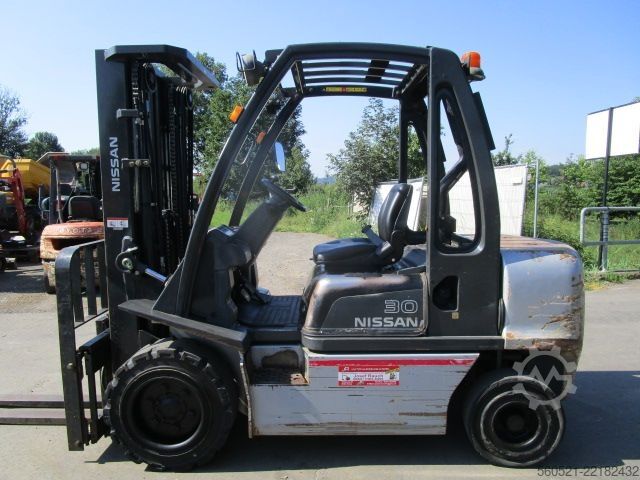 Dīzeļiekrāvēji Nissan FD 30 Triplex Freihub