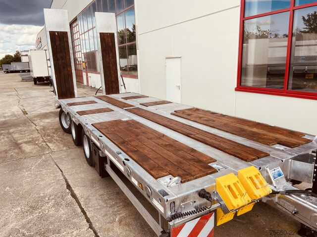 Low loader trailer Möslein TT 34 Zugrohr Gerade  34 t GG Tridem- Tieflader 3 Achs, gelenktNeufahrzeug