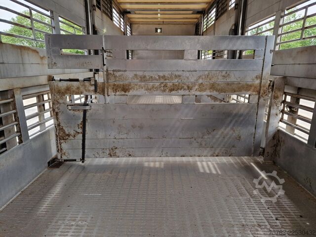 Transporte de gado Lecitrailer Guiton livestock trailer 3 deck - Loadlift - St...