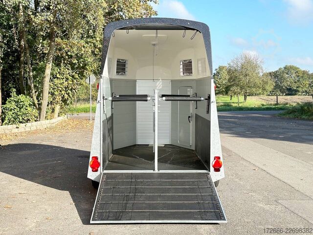 Remolque de transporte de caballos Humbaur XANTHOS 2400 | BLACK