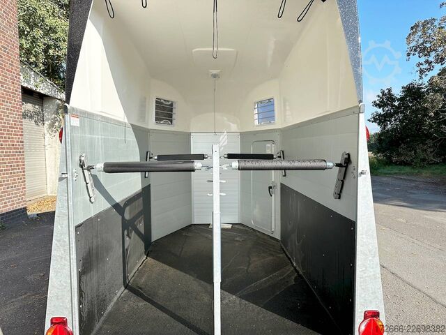 Remolque de transporte de caballos Humbaur XANTHOS 2400 | BLACK