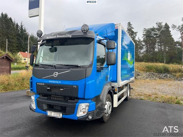 čemodāns Volvo FL250 4x2 box truck w/ lift