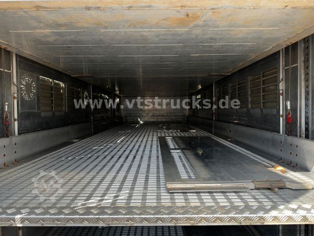 Nákladné auto na prepravu dobytka MERCEDES-BENZ Actros 2551 6x2 3.Stock FINKL Viehtransporter