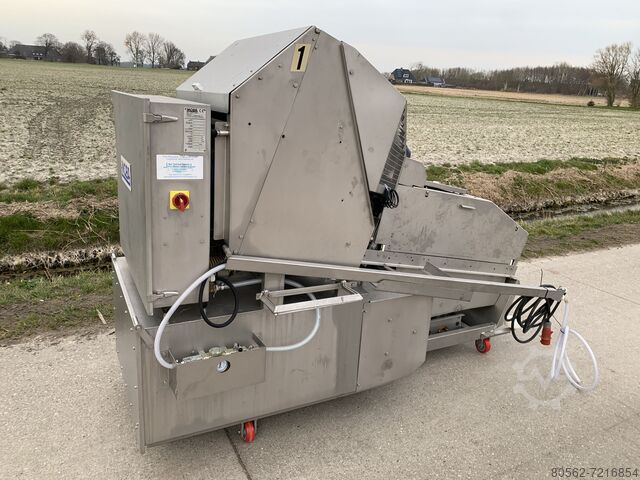 Packaging machine for broiler chickens