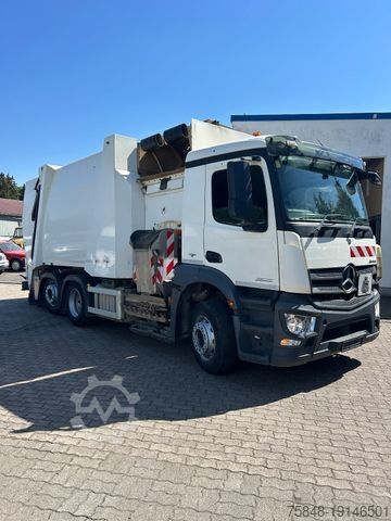 Søppelbilen MERCEDES-BENZ Antos 2533 Seitenlader