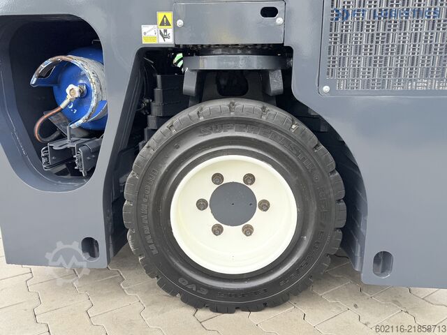 四向叉车 Combilift CB4000 TRIPLEX 5200 FREE-LIFT POSITIONER