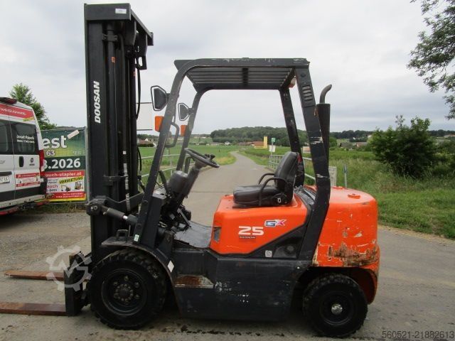 Dieselstapler Doosan D25G - Triplex 6,10m + Seitenschieber