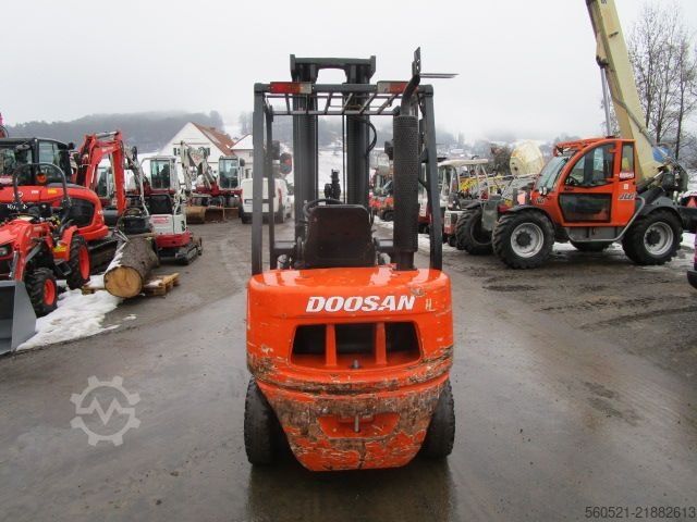 Dieselstapler Doosan D25G - Triplex 6,10m + Seitenschieber