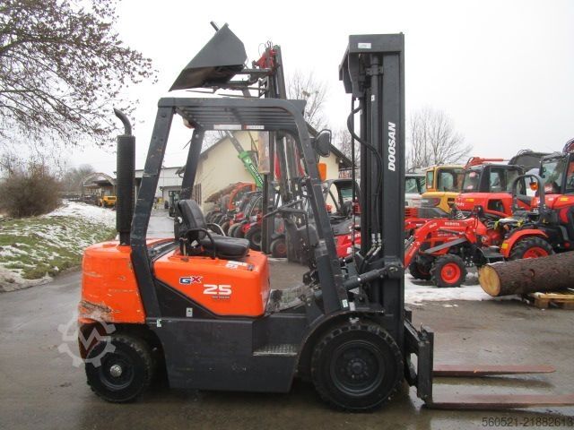 Dieselstapler Doosan D25G - Triplex 6,10m + Seitenschieber