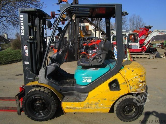 Dieselstapler Komatsu FD25T - Triplex-Freihub 4,70m + Seitenschieber