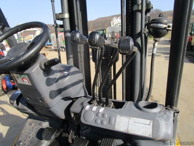 Dieselstapler Komatsu FD25T - Triplex-Freihub 4,70m + Seitenschieber