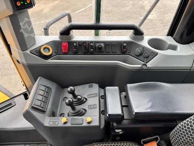 Колесный погрузчик CAT 980