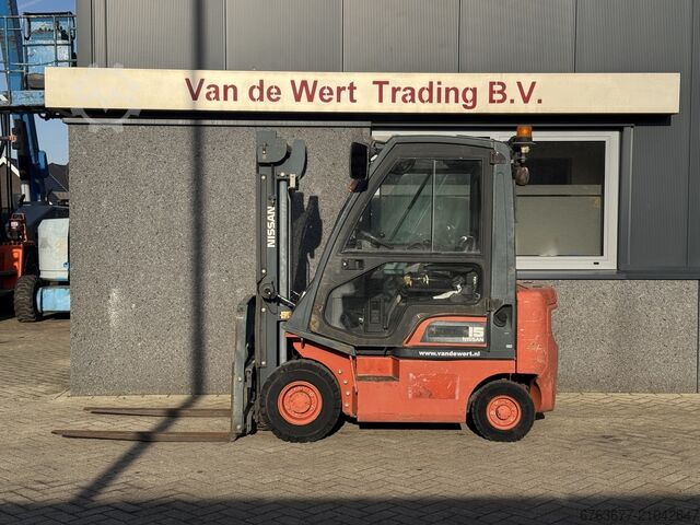 日产 FD01A15 两节330mm门架，侧移装置 / 第4功能，柴油，全封闭驾驶室。使用小时数低。 NISSAN FD01A15 duplo330 sideshift / 4e Functie DIESEL FULL CAB. LOW HOURS