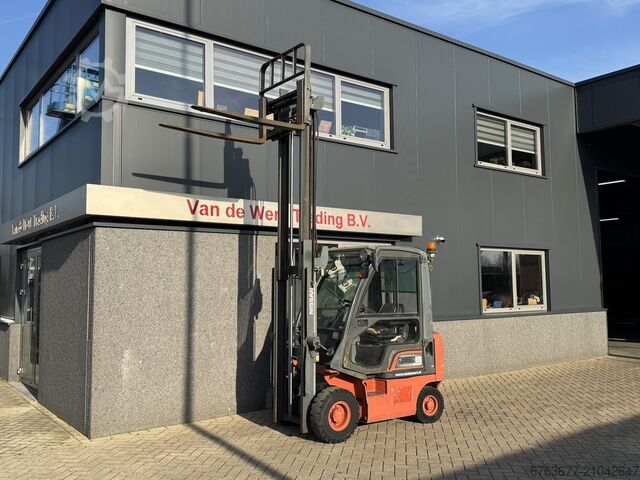 日产 FD01A15 两节330mm门架，侧移装置 / 第4功能，柴油，全封闭驾驶室。使用小时数低。 NISSAN FD01A15 duplo330 sideshift / 4e Functie DIESEL FULL CAB. LOW HOURS