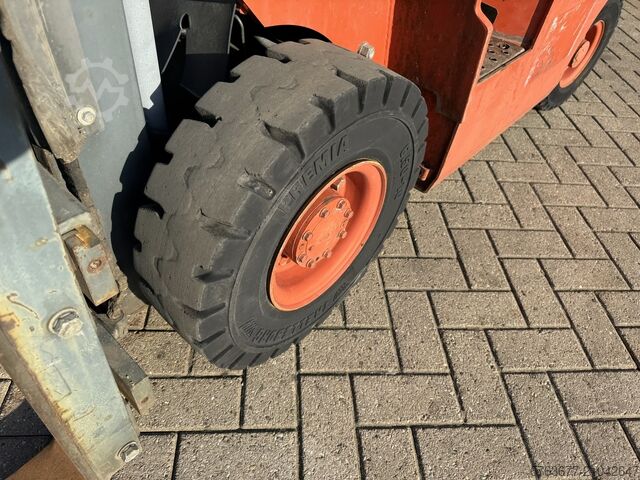 日产 FD01A15 两节330mm门架，侧移装置 / 第4功能，柴油，全封闭驾驶室。使用小时数低。 NISSAN FD01A15 duplo330 sideshift / 4e Functie DIESEL FULL CAB. LOW HOURS