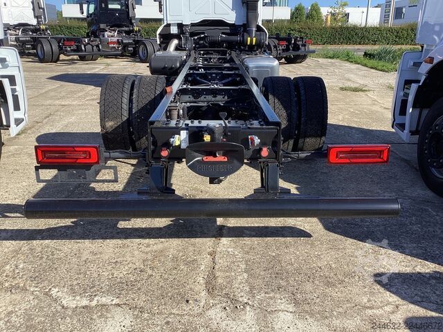 Custom body truck Ford Ford 4x2 Road 1833 Low Roof Sleeper Cab