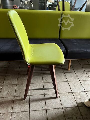 Café-Einrichtung Tische Stühle Bänke