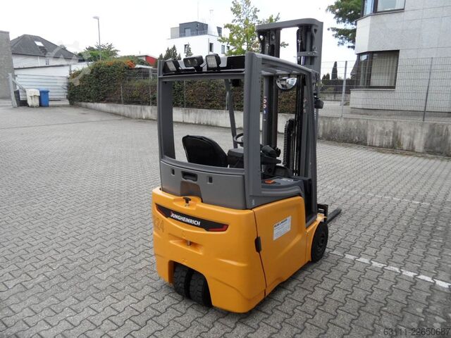 Chariot élévateur électrique à 3 roues Jungheinrich EFG 215 - Triplex - Baujahr 2022