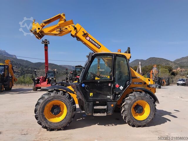 Máy xúc nâng kiểu ống lồng JCB 531.70