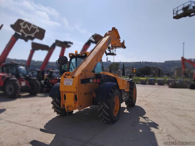 Máy xúc nâng kiểu ống lồng JCB 531.70