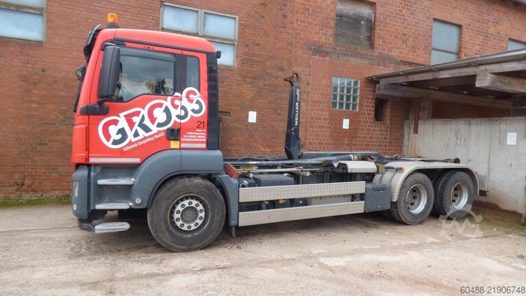 รถบรรทุกขนถ่ายตู้คอนเทนเนอร์แบบตะขอ (roll-off) MAN TGS 26.480 6X4 BL