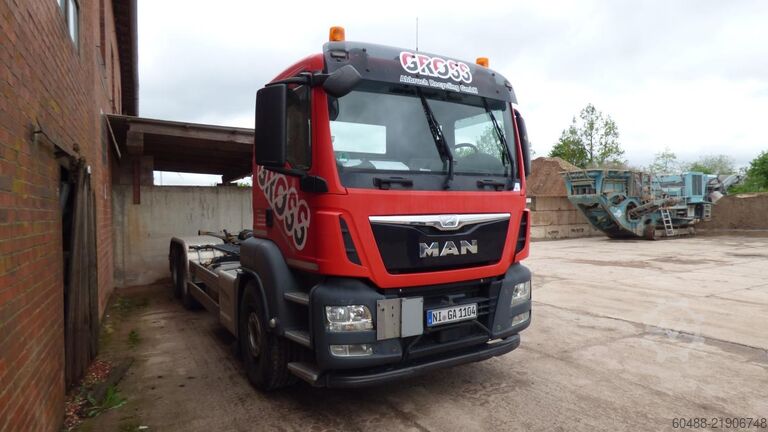 รถบรรทุกขนถ่ายตู้คอนเทนเนอร์แบบตะขอ (roll-off) MAN TGS 26.480 6X4 BL