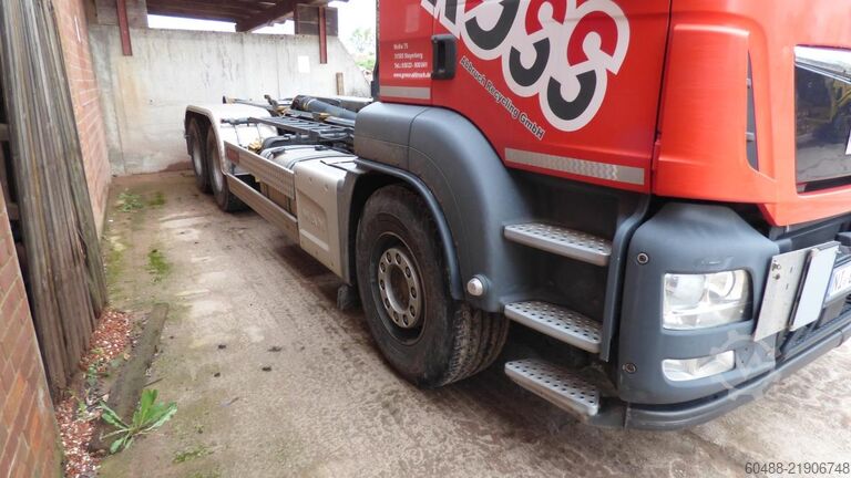 รถบรรทุกขนถ่ายตู้คอนเทนเนอร์แบบตะขอ (roll-off) MAN TGS 26.480 6X4 BL